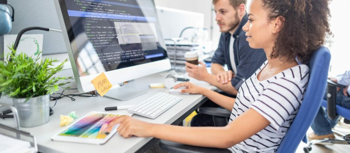 Pair-Programming mit einem codora CodeMentor am Computer.